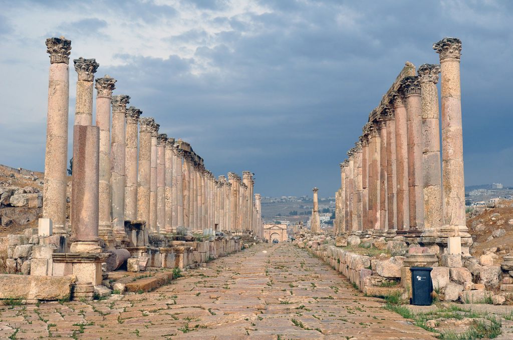 Jerash_-_colonnaded_street (1)