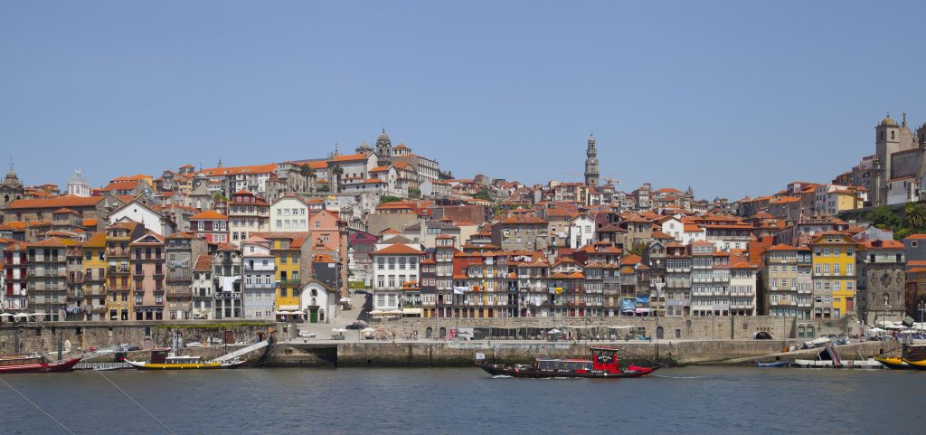 Cais_da_Ribeira,_Oporto,_Portugal,_2012-05-09,_DD_10