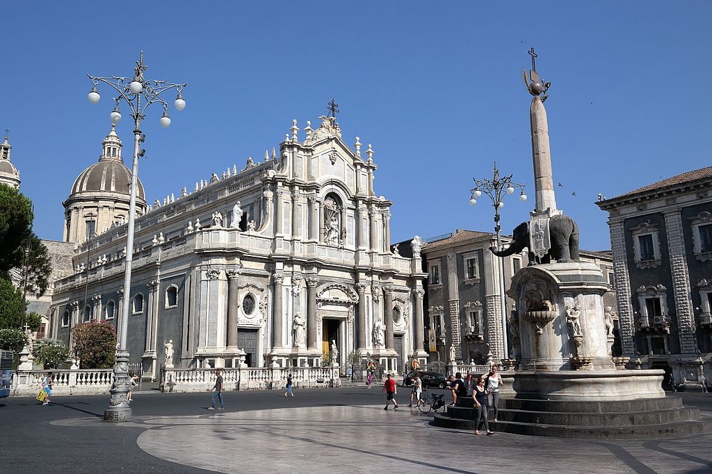 Catania_-_Piazza_Duomo_03