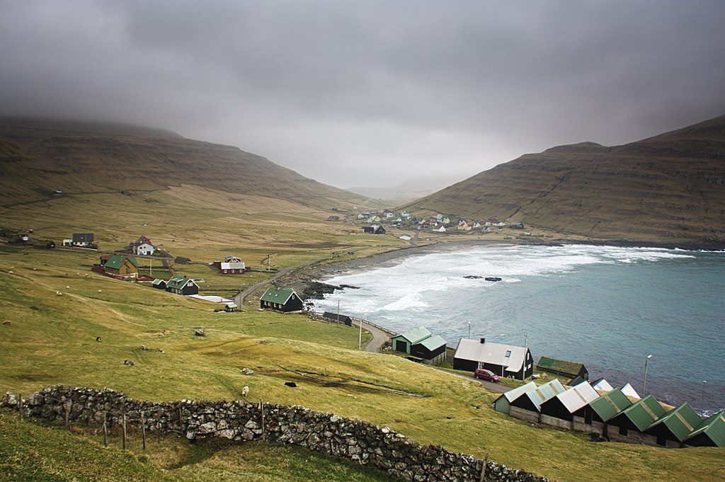 1024px-Húsavík,_Faroe_Islands_(33526862914)
