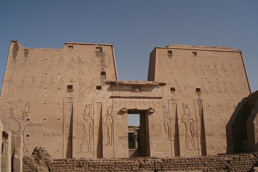 1024px-S_F-E-CAMERON_2006-10-EGYPT-EDFU-0020