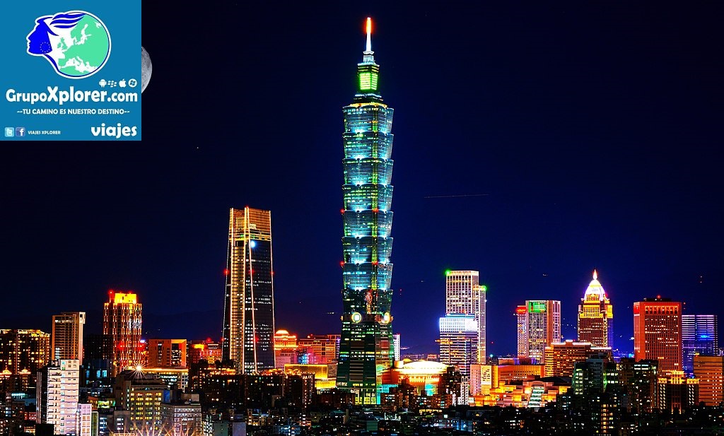 1024px-Taipei_skyline_cityscape_at_night_with_full_moon