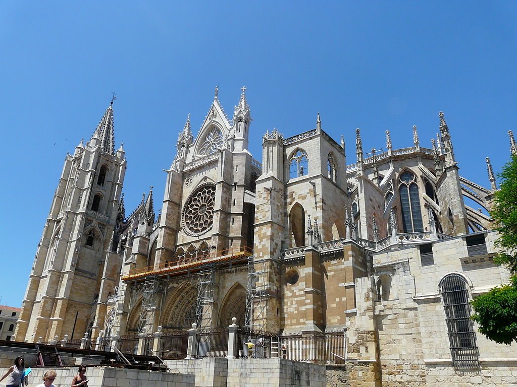1024px-Fachada_sur_Catedral_de_León_2
